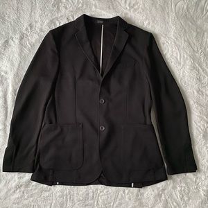 Men’s Stretch-fit, lightweight, black blazer.